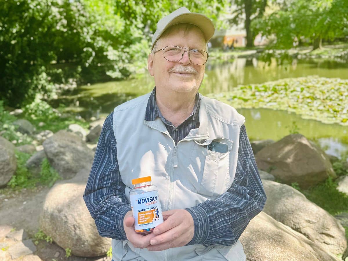 Natural Pharmaceuticals Movisan™ Collagen II Idős férfi természetes környezetben, mozgásjavító Movisan kollagén étrend-kiegészítőt tart a kezében.